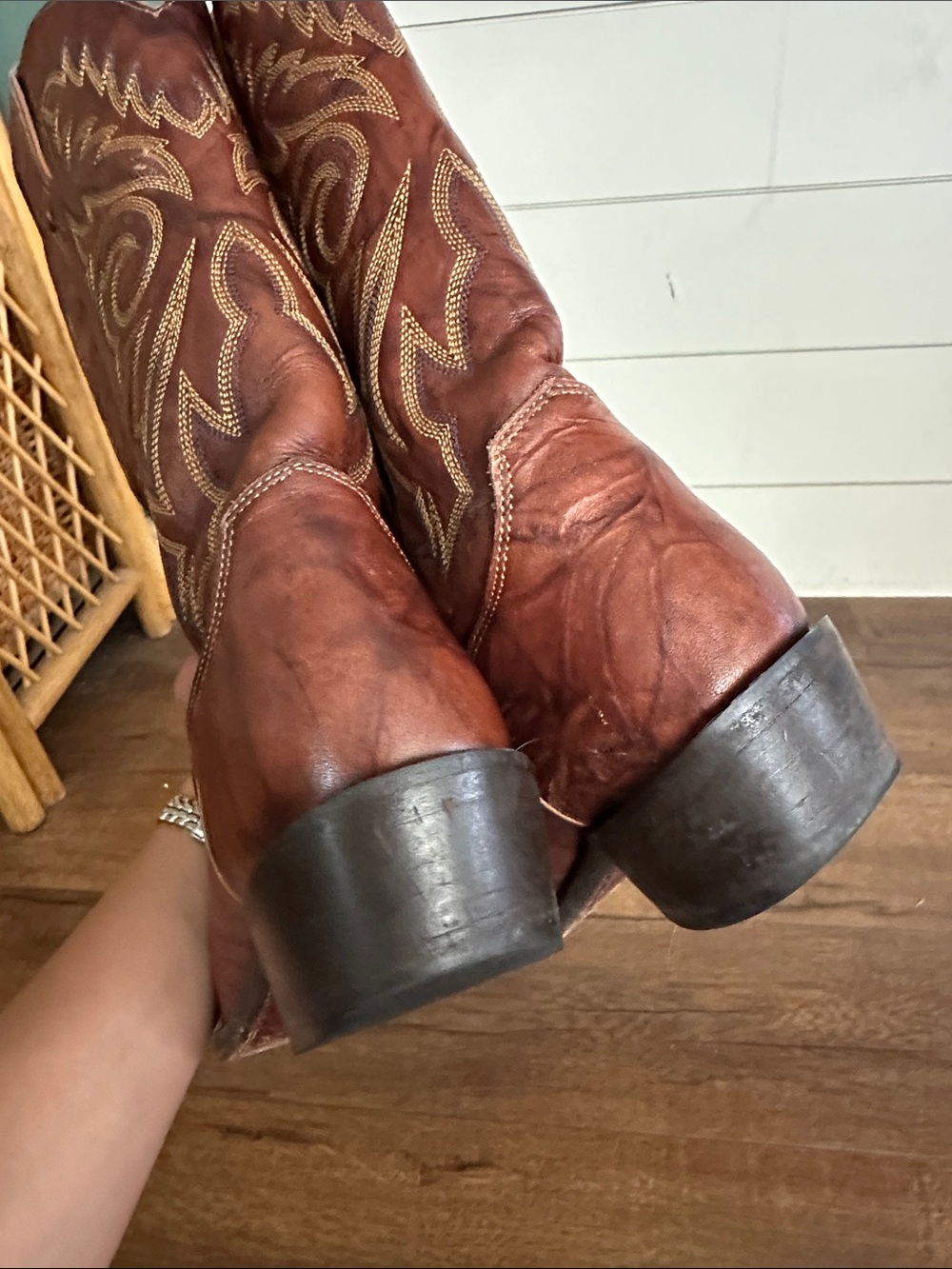 Justin Boots Distressed Brown Leather Western Cowboy Boots with Embroidery - Picture 4 of 7